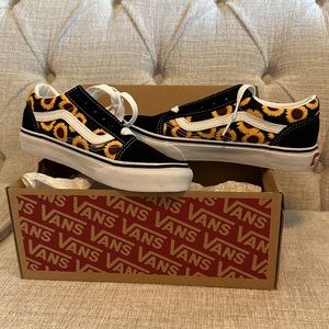 NWT Vans size 2.5 Girls